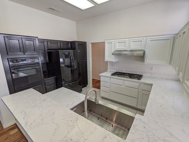 Building Photo - 9361 Fresh Spring Dr