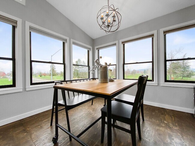 Building Photo - Portland Loft: Fully Furnished Loft Living with views of the golf course $300 Utility Fee