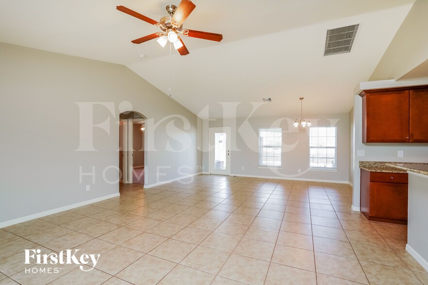 Building Photo - 2409 NW 9th Ave