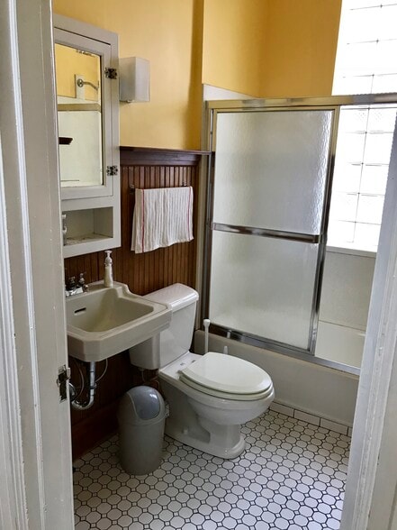 2nd floor bathroom equipped with 2 bath towels, 3 hand towels, 2 washcloths, 1 bathmat - 3284 Dawson Street