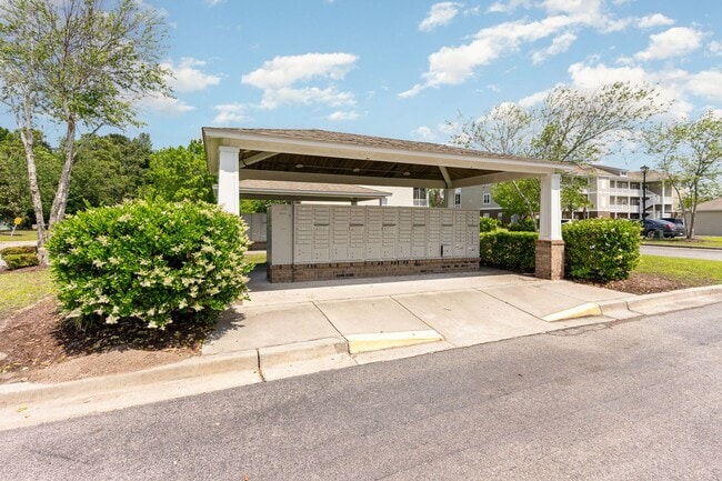 Building Photo - BEAUTIFUL - Lakefront Living – 3BR/3BA Tow...