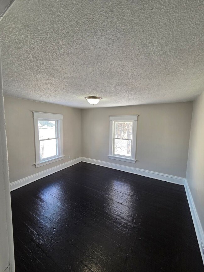 Building Photo - 2 bedroom, 1 bath house