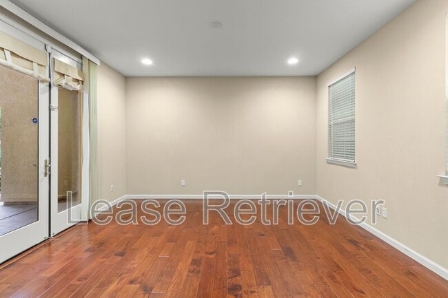 Building Photo - 265-269 S Sonrisa St