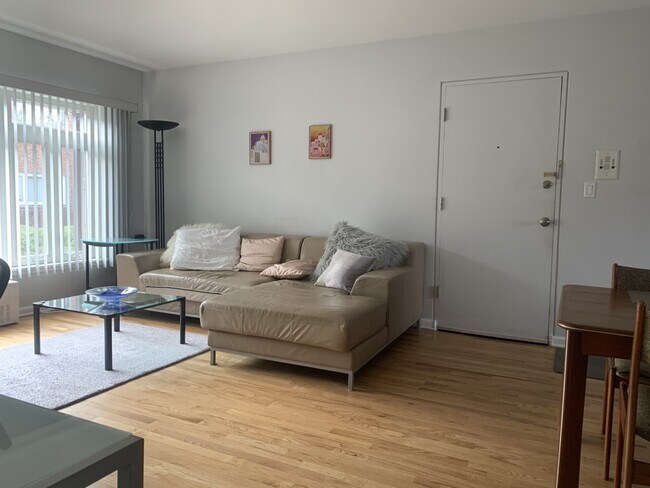 Building Photo - 606 Green Bay Rd