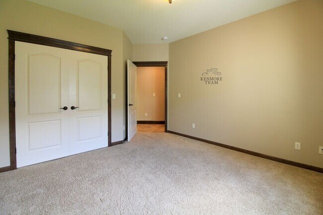 Building Photo - 3047 Bluffs Dr
