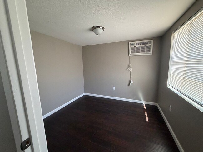 Building Photo - 4937 Sunburst Dr