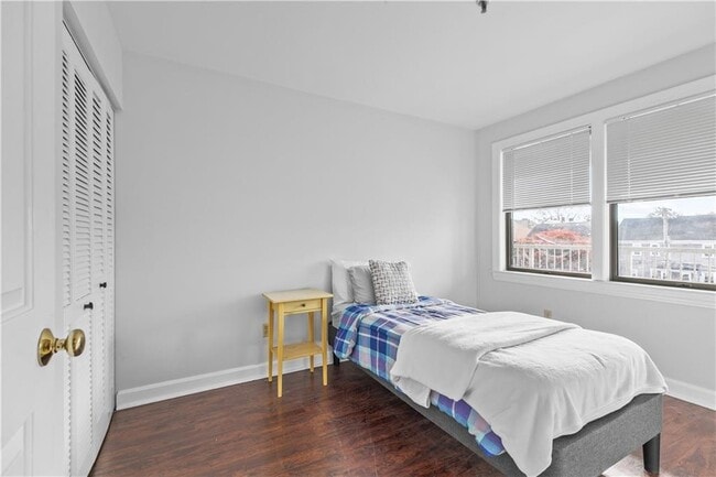 Building Photo - 580 Thames St