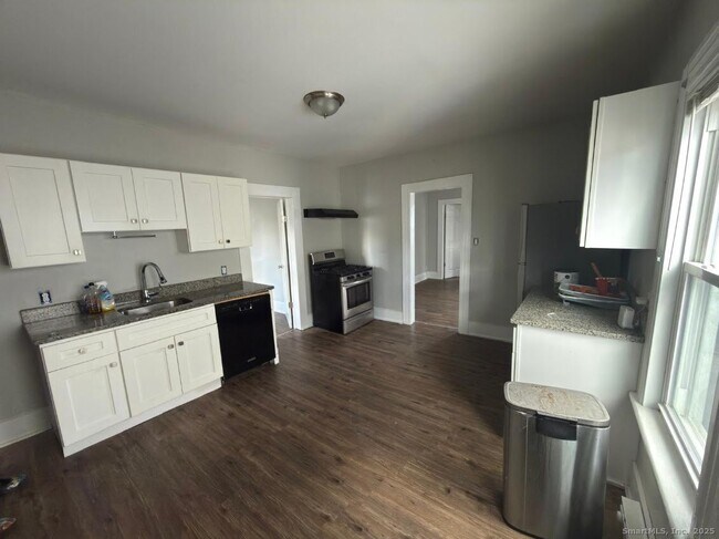 Building Photo - 352 Benham Ave