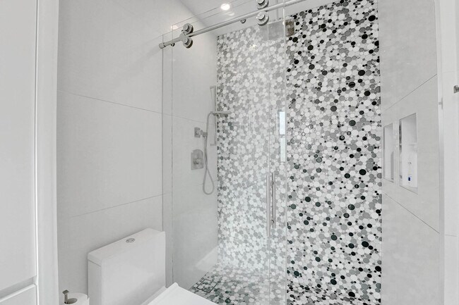 Building Photo - 614 Poinciana Dr