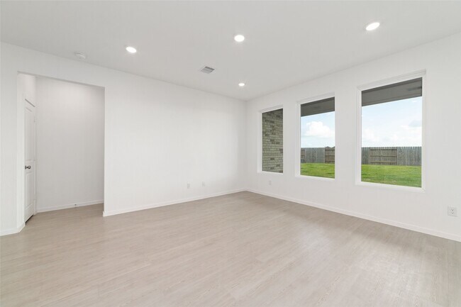 Building Photo - 830 Heaven Dr