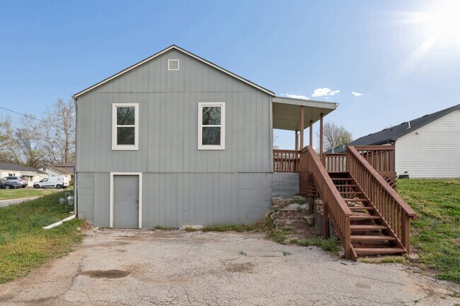 Building Photo - This cozy residence features a bright living space and well-appointed kitchen.  1st month is FREE...