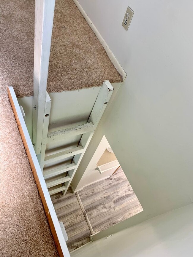 Building Photo - Pet Friendly Property in Petaluma with Private Yard!