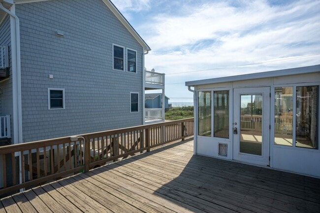 Building Photo - Ocean View 2BR/2BA Home – Updated Bath, St...
