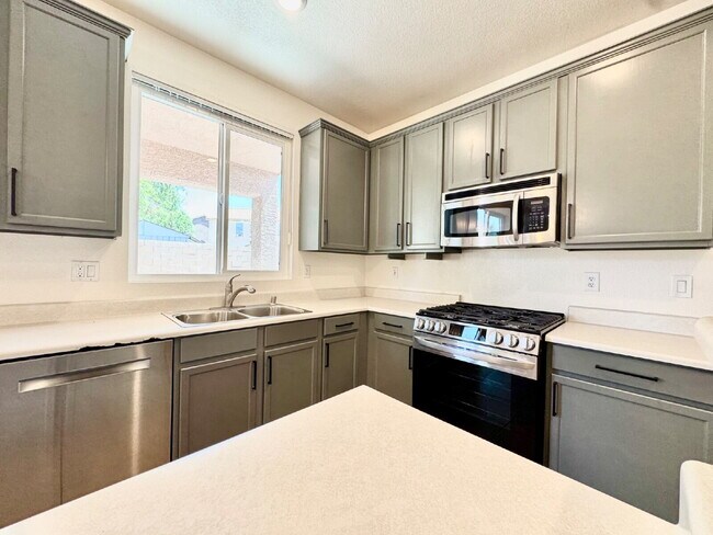 Building Photo - Spacious 4BD/3BA NLV Home with Downstairs ...