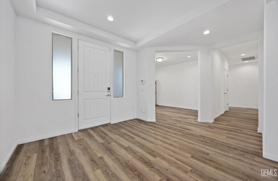 Building Photo - 13600 Pixton Ave