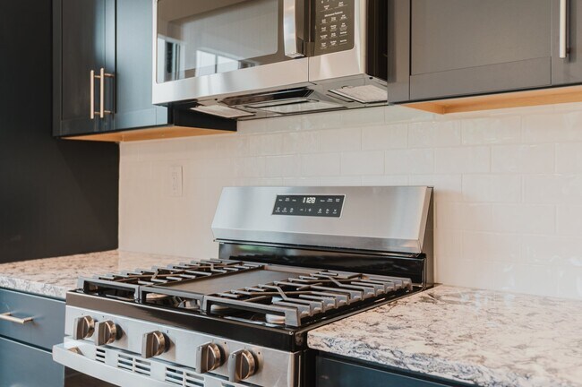 Building Photo - Spacious & Modern Two Bedroom Apartment! *...