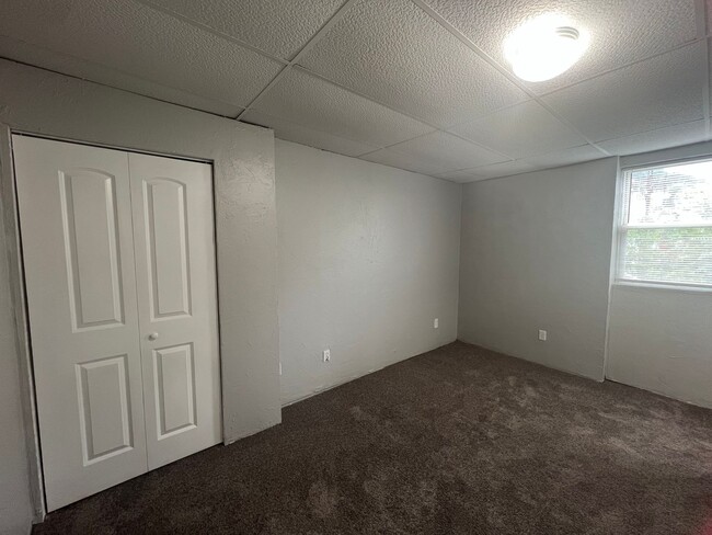 Building Photo - Beautiful 4 Bedroom/ 2 Bath with private c...