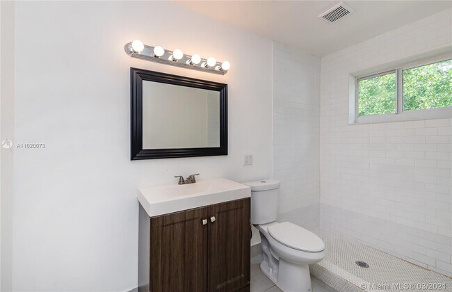 Building Photo - 4500 SW 42nd Ter