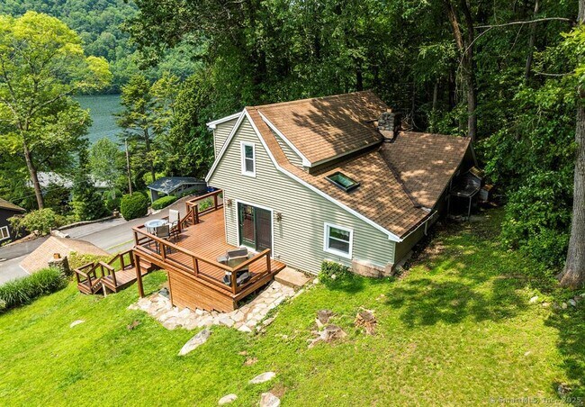 Building Photo - 85 Lake Dr