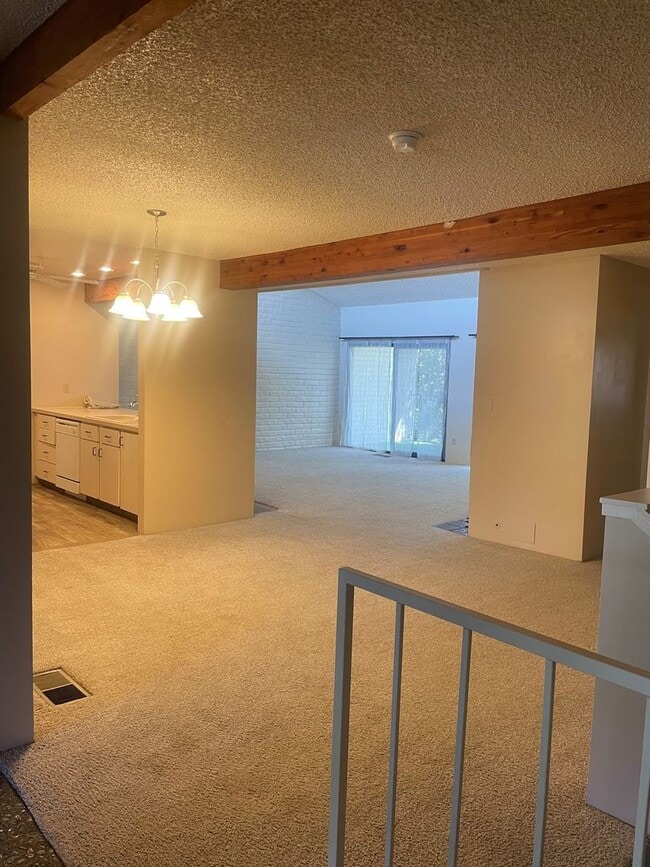Building Photo - Skyline Townhouse