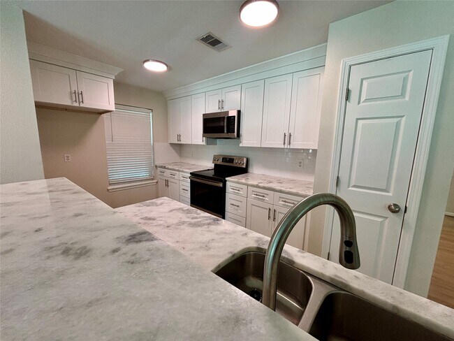 Building Photo - 13019 Skyline Dr