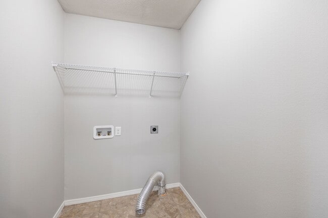 Building Photo - 4 Bedroom Home in Willard School Districts