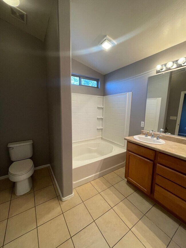 Building Photo - Lovely 4 Bedroom 2 Bath Home!