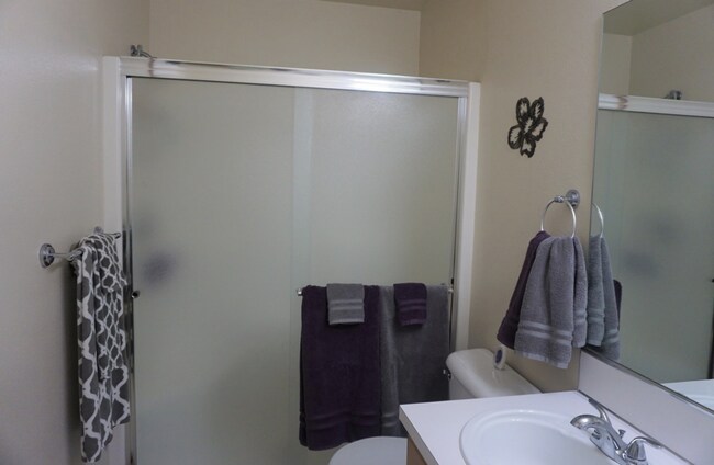 Building Photo - Lake Shore 4 Bedrooms