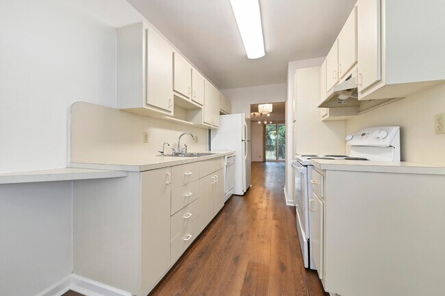 Building Photo - 250 Jacaranda Dr