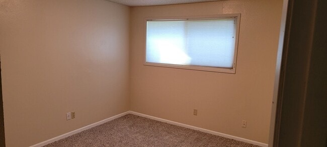 Building Photo - CUTE SINGLE LEVEL DUPLEX - CASCADE PARK