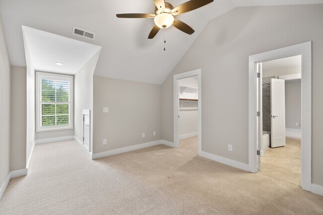 Building Photo - **Luxury 4/4 with Fenced in Yard**