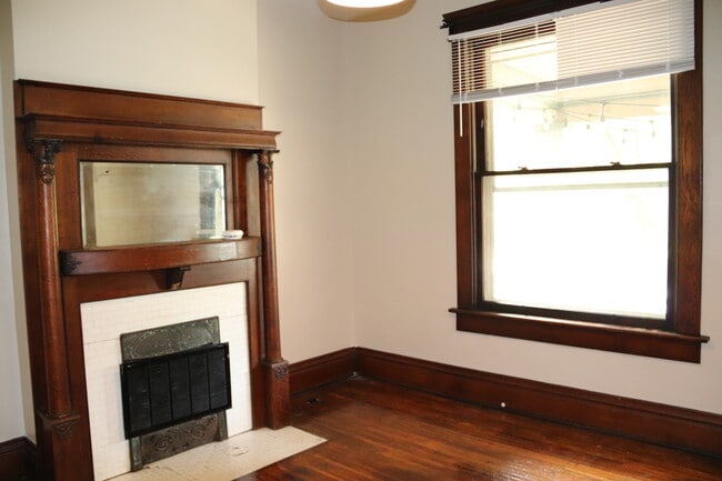 Building Photo - 1370 Forsythe Ave