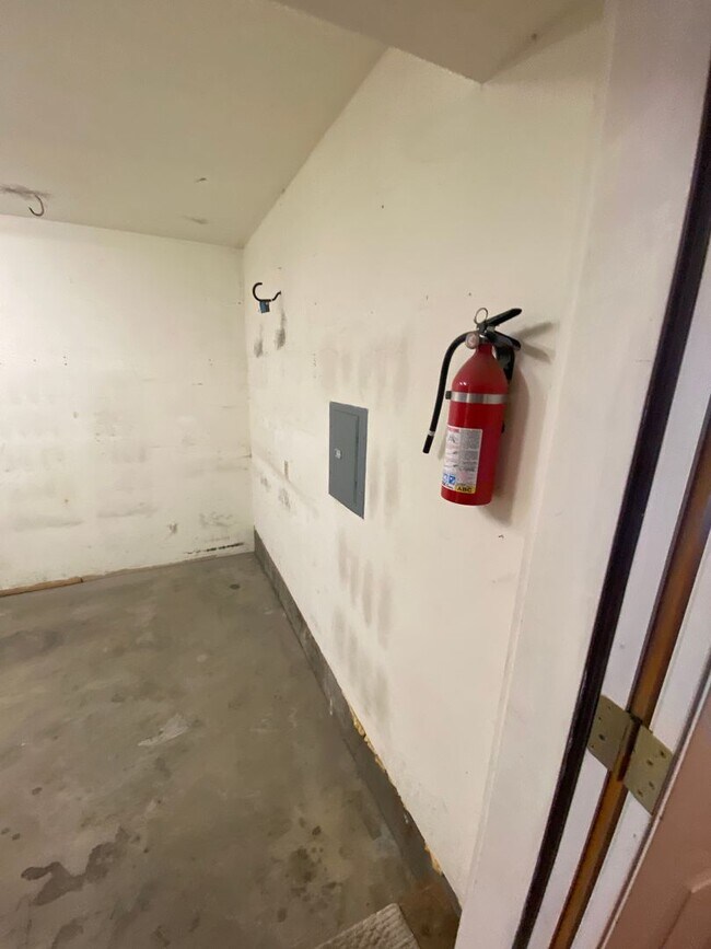 Building Photo - 1712 W Olive St