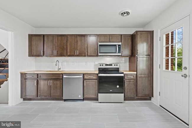 Building Photo - 6217 Stoneham Rd