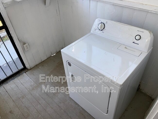 Building Photo - 414 N Willett St