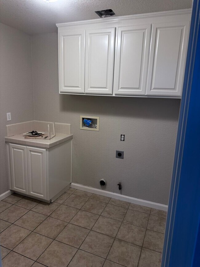 Building Photo - GORGEOUS HOME FOR RENT! NEW CARPET AND PAINT THROUGHOUT! 1 FULL BED AND BATH DOWNSTAIRS!