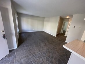 Building Photo - Bright 2bd/2bth in Quiet Del Mar Gated Com...
