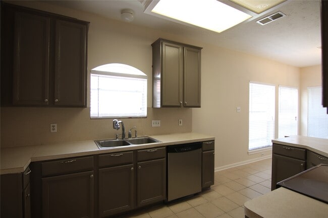 Building Photo - 3123 W Hampton Dr