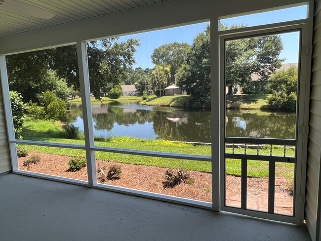 Building Photo - Beautiful Lake Side Location! Lake Linden ...