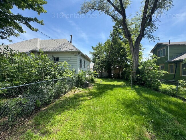 Building Photo - $825 - 2 bed 1 bath - Single Family Home
