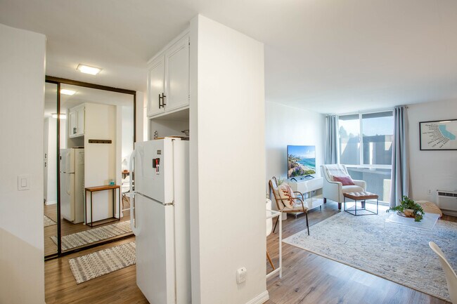 Building Photo - 3050 Rue D’Orleans