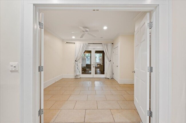 Building Photo - Adorable 1 bedroom apartment. Ground floor...