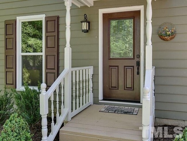 Building Photo - Gorgeous 3 Bedroom Home, Hardwood Floors, ...