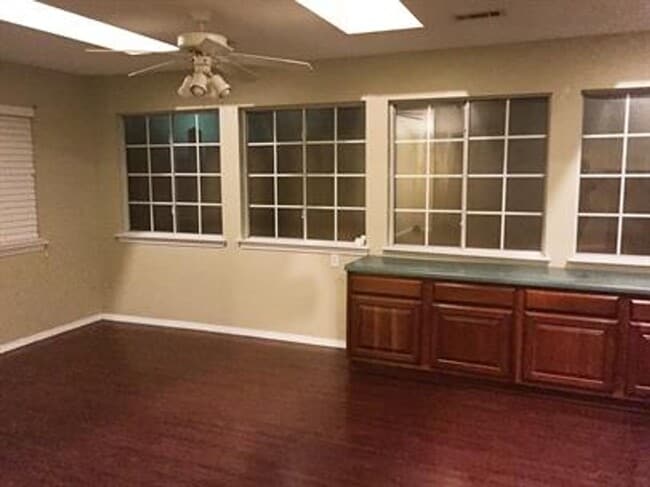 Building Photo - Spacious duplex in Fayetteville!