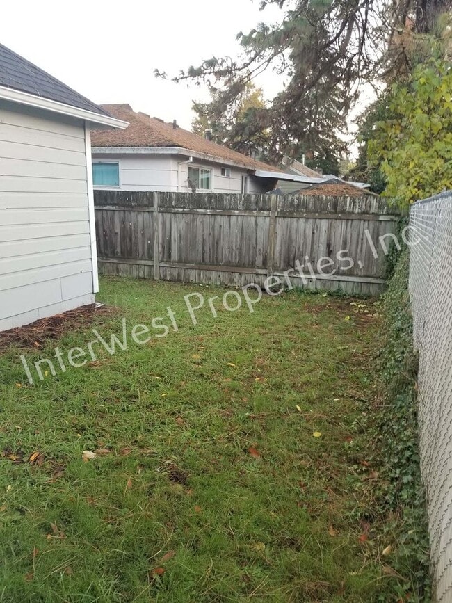 Building Photo - Super Cute 2bd Ranch Style Hillsboro home w/Garage, w/d hookups and yard!