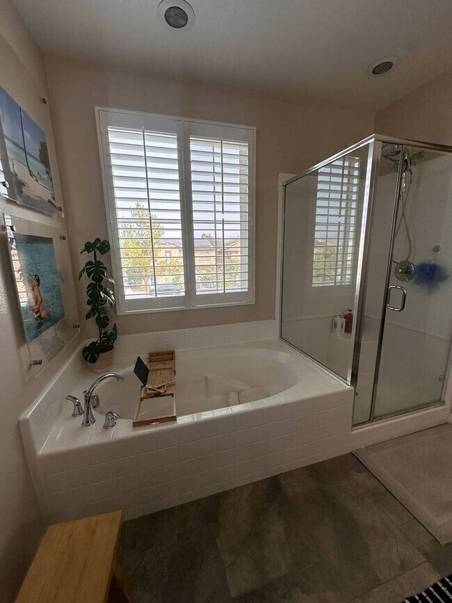 Building Photo - Stylish 4BR/3BA Home in Rosetta Canyon wit...