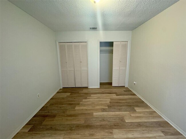 Building Photo - 112 S Mockingbird Ln