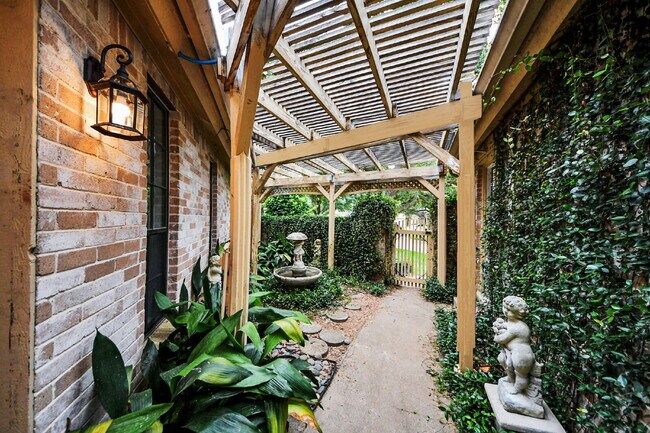 Building Photo - Freshly Remodeled Sugar Land Home with a Garden That Came Ready to Show Off