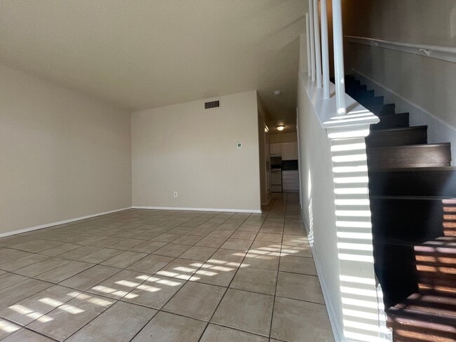 Building Photo - 2 Bedroom 1.5 Bath 2 Story Duplex!