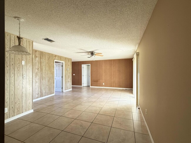 Building Photo - 1997 SE Burgundy Ln